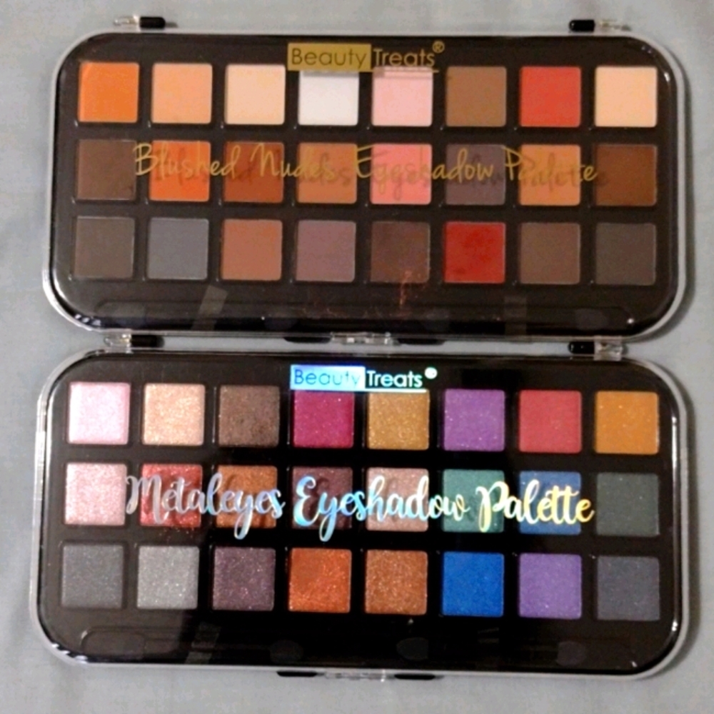 Set of 2 eye shadow palettes